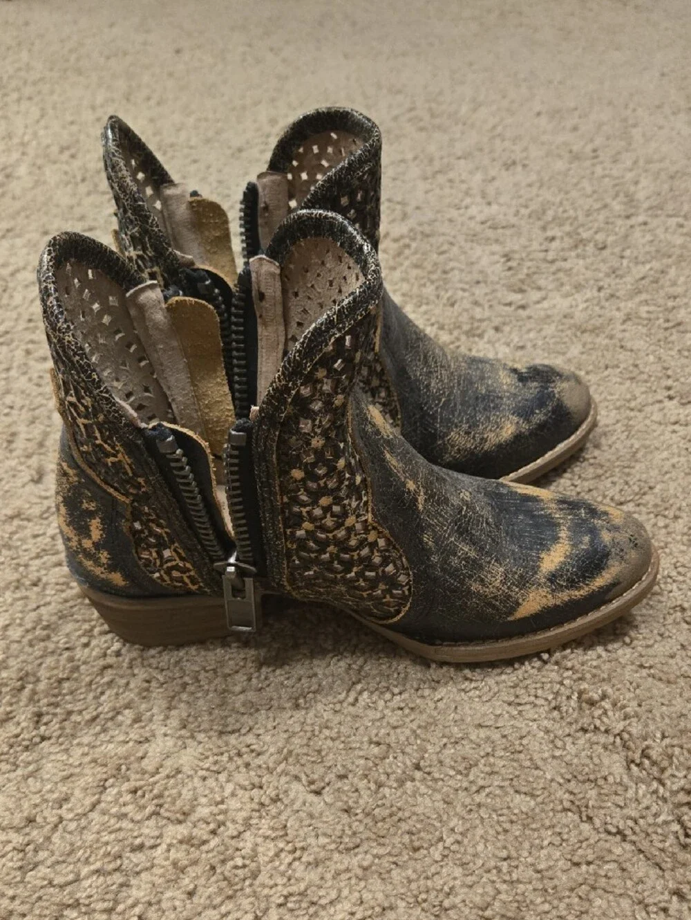 Circle G Black and Tan Distressed Ankle Booties